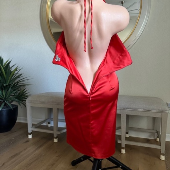 Cache size 8 red satin party dress - Picture 7 of 9